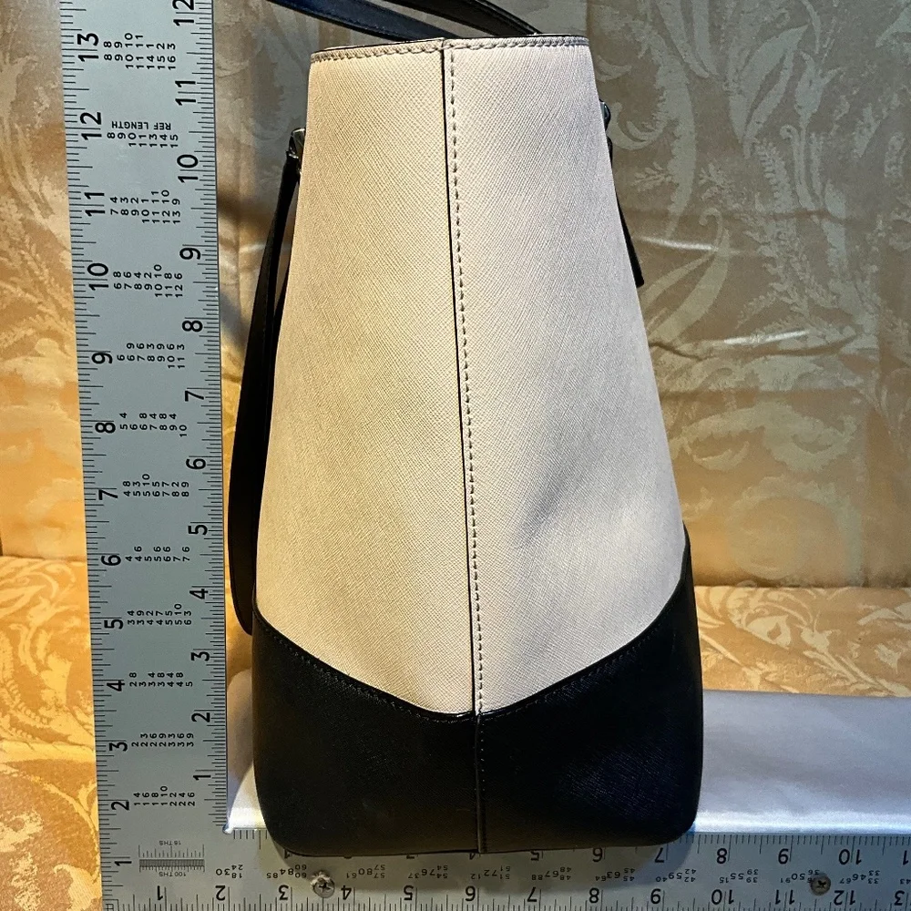 Kate Spade off white/grayish and black tote. D1Ab